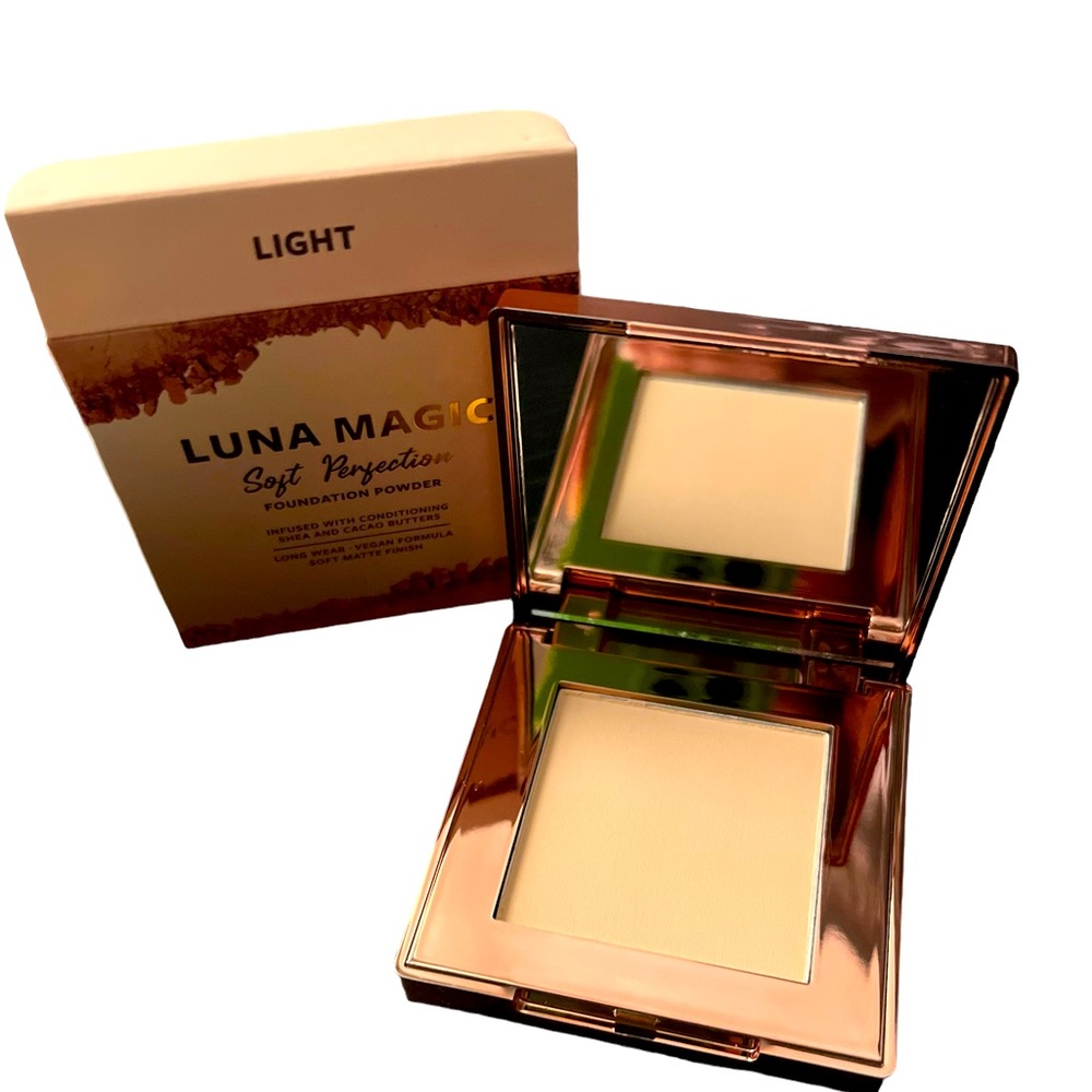 NIB Luna Magic Powder Foundation in Light
